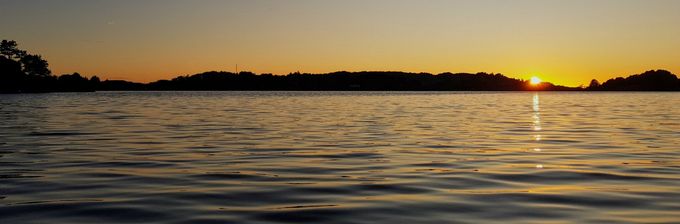 Stille hav øst for Mandal. Fred og ro og solnedgang. Eller er det soloppgang?