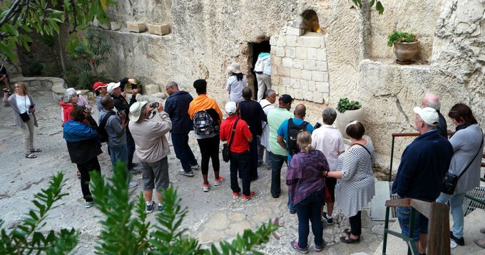 Utenfor den tomme graven ved Golgata i Jerusalem